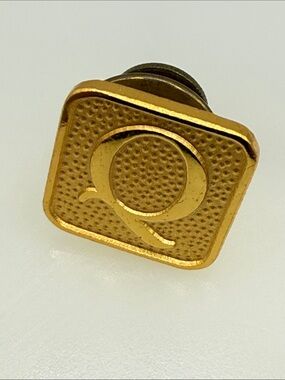 Vintage lapel tie tac Gold Square Pin with Raised 'Q' Monogram brooch style cube